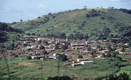 Village enclavé entre des montagnes. Foto Tor Ove Haga.